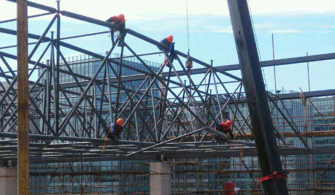 新疆论网架装配施工中搭设脚手架应当留神的事故